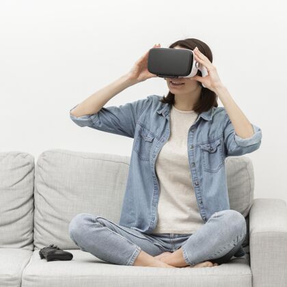 女人戴着虚拟现实耳机的肖像女人仿真模特虚拟现实眼镜