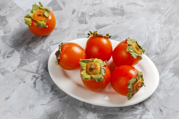 小吃新鲜的有机熟柿子水果新鲜午餐配料