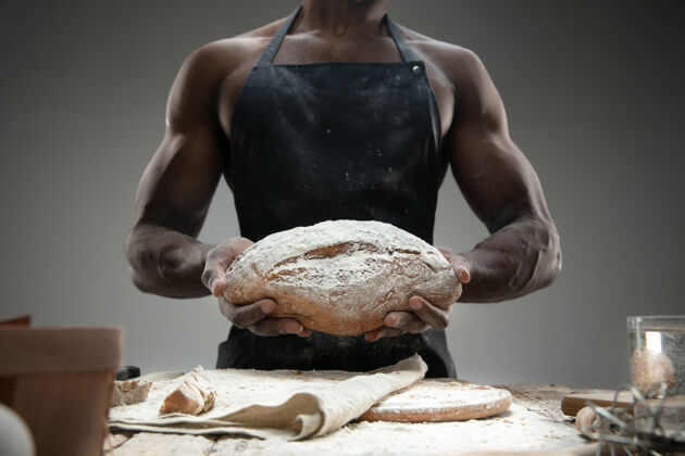 厨房非洲裔美国人的特写镜头：在木桌上烹调新鲜的谷类食品 面包 麸皮美味的食物 营养 工艺制品无麸质食品 健康的生活方式 有机和安全的制造手工制作面粉健康卡路里
