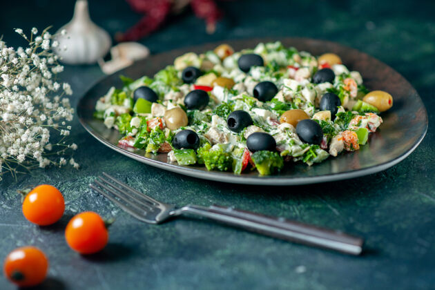 前面前视图蔬菜沙拉 深蓝色表面上有玛雅奈斯和橄榄 假日健康菜肴 晚餐颜色照片橄榄景观饮食