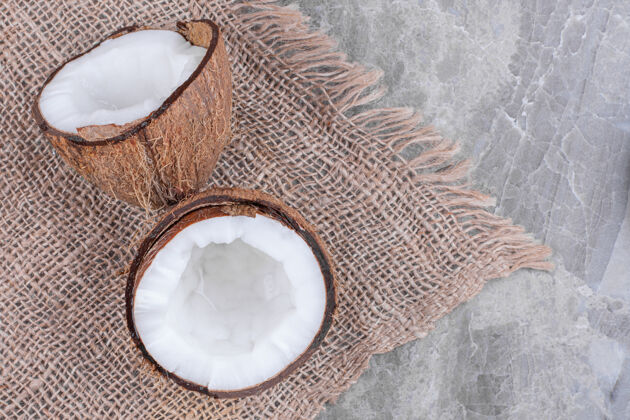 棕榈半块新鲜健康的椰子放在石头表面热带食品水果
