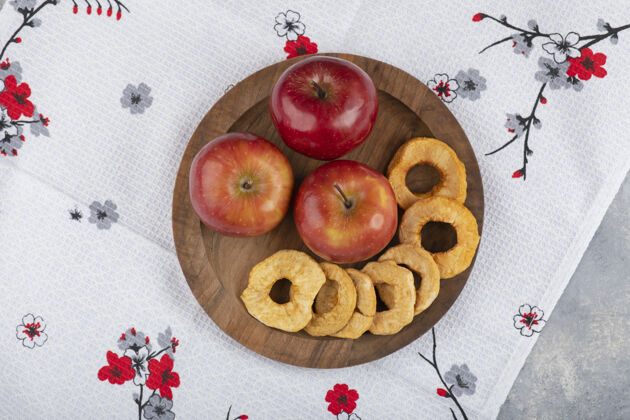 桌布一盘干苹果圈和新鲜的红苹果放在白色桌布上干燥美味营养