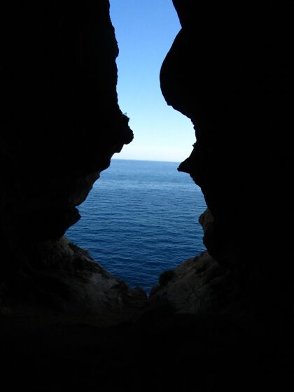 剪影在马耳他群岛的长庚洞 从加尔入口的内部垂直拍摄 马耳他美丽马耳他马耳他