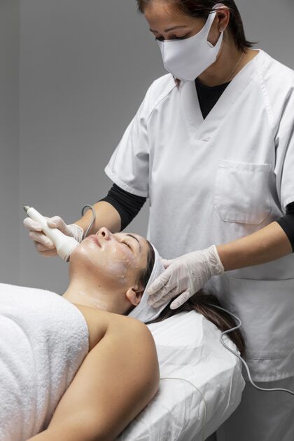美容做面部护理的女人美容师治疗护理
