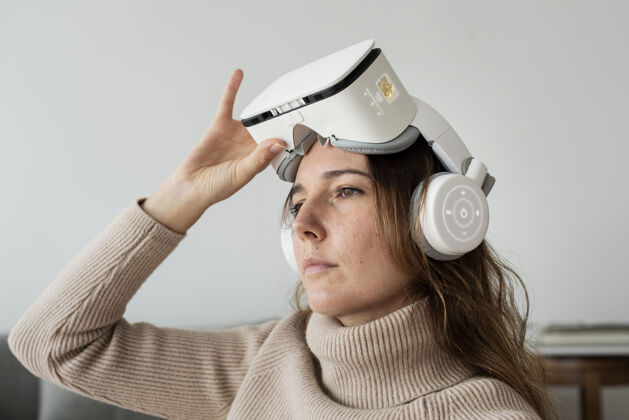 未来派拥有vr模拟娱乐技术的女人音乐护目镜耳机