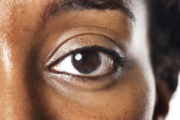 解锁智能隐形眼镜的未来科技女人的眼睛智能镜头非裔美国人