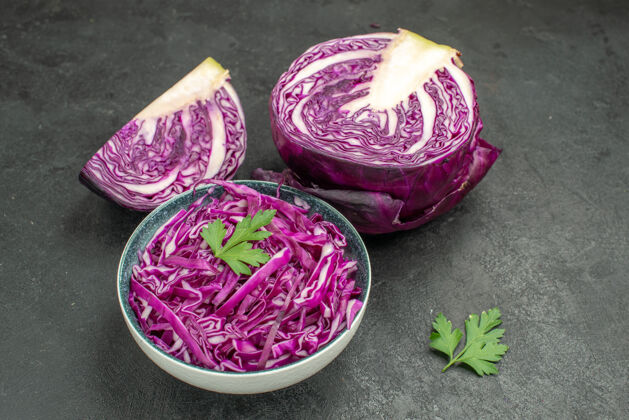 新鲜前视图新鲜的红色卷心菜上深色餐桌饮食熟沙拉健康紫色蔬菜成熟的花卉