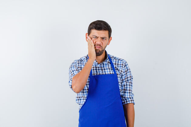 男士穿着蓝色围裙和衬衫的年轻男厨师厨师制服男士