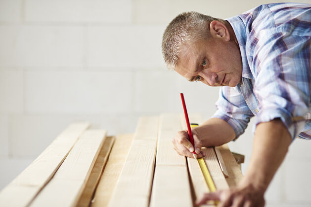 米木匠量木料两次工人设备铅笔