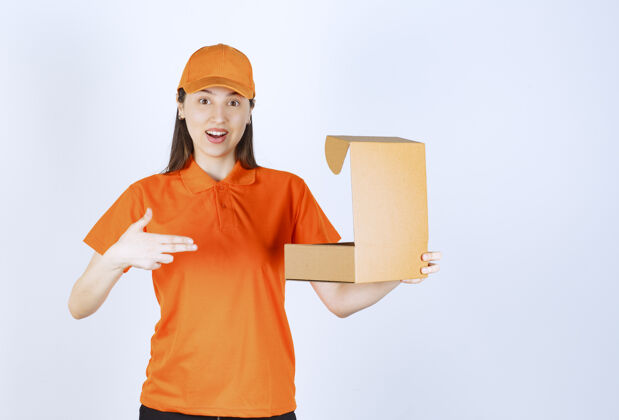 外卖穿着橙色制服的女服务人员拿着一个打开的纸板箱雇员食物年轻人