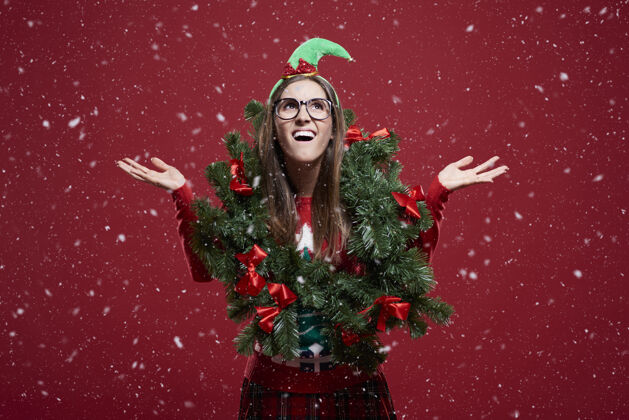 沮丧雪地里戴着圣诞花环的滑稽女人张开双臂抬头问题