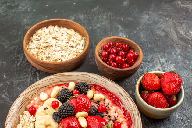 饮食前视果味慕斯利 浅色桌上有水果切片 麦片健康水果葡萄干可食用水果浆果