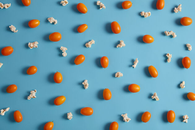 饮食营养橙色无皮金橘水果含有维生素和爆米花分离蓝色背景成熟的健康水果为您的营养生食的概念选择重点nagami品种素食有机异国情调