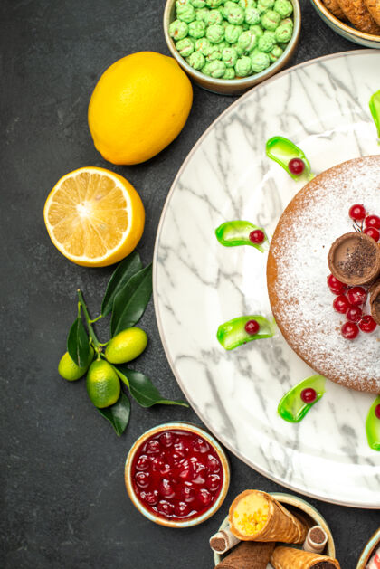 浆果顶部特写镜头：一个蛋糕一个带有浆果的蛋糕柑橘类水果果酱饼干绿色糖果柠檬饮食新鲜