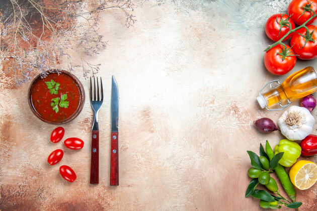 图案顶部特写查看蔬菜五颜六色的蔬菜酱叉刀上桌特写画笔纹理