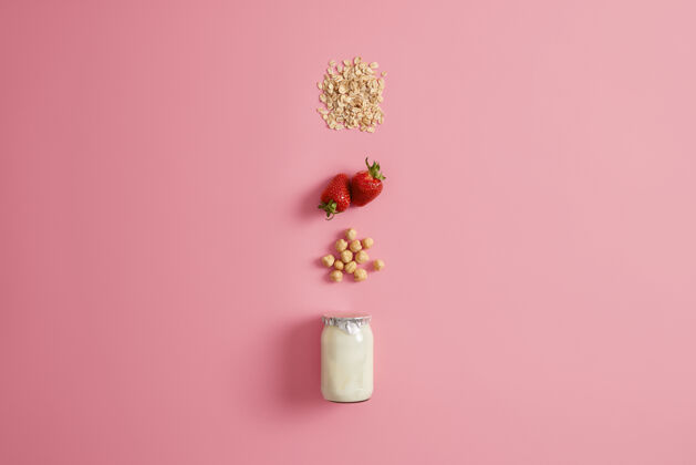 燕麦吃健康的早餐 干净的饮食 节食 排毒食物 素食的概念酸奶与榛子 成熟的草莓和燕麦准备燕麦片配料自制粥顶视图玻璃饮食牛奶