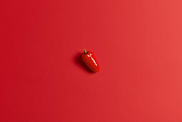美味甜甜多汁的红甜椒在明亮的背景下分离出来辣椒粉用于制作美味的沙拉健康食品和新鲜蔬菜特写和俯视图单一蔬菜秋收蔬菜烹饪美食