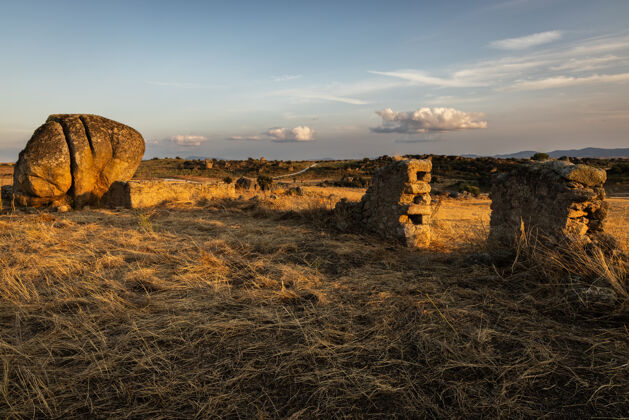 结构马尔帕蒂达德卡塞雷斯附近的景观与倒塌的墙壁墙干燥历史