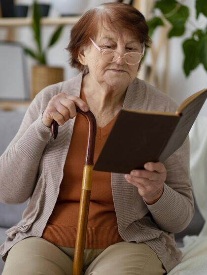 中镜头中枪老太婆看书退休垂直生活方式