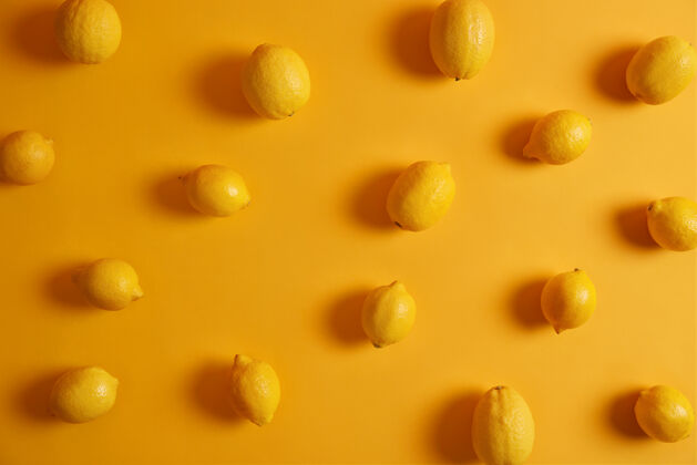 多汁的黄色背景上的开胃新鲜柠檬俯视图柑橘类水果具有多种保健功效 人们食用可增强免疫系统果汁或菜肴的配料室内柠檬柠檬配料饮食