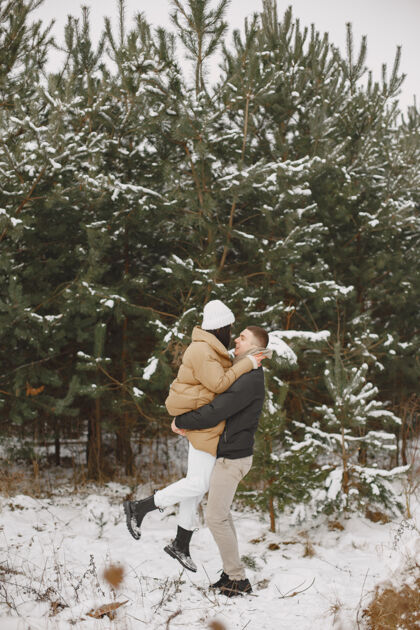 一起一对情侣在雪林中散步的生活方式照片约会女人男人