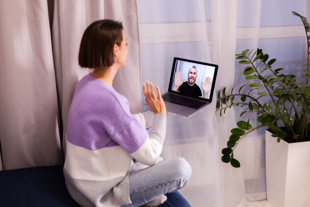 房间屏幕女人在家面对面视频打电话给她的朋友老公男友 从笔记本电脑上网聊天隔离家人设备