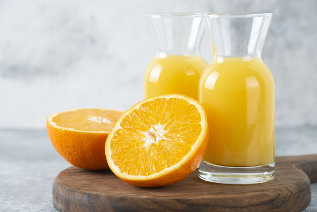水果一杯果汁加一片橙子美味新鲜鸡尾酒