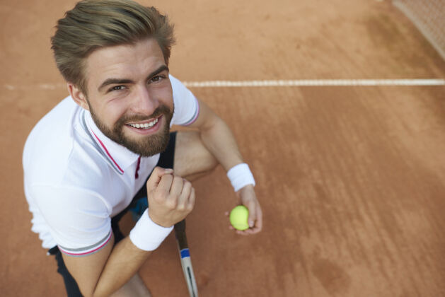 网球网球运动员摆姿势网球拍休息比赛