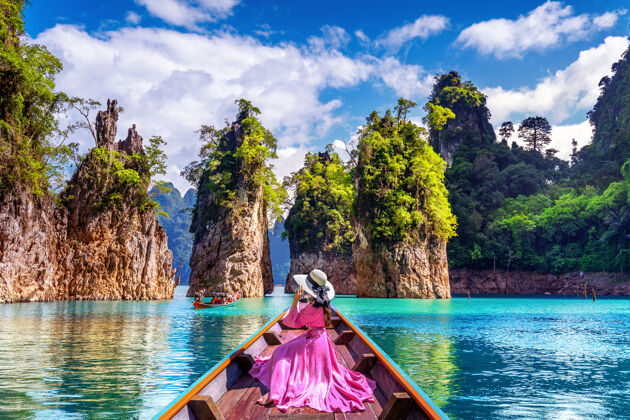风景泰国素拉特萨尼省考索国家公园 美丽的女孩坐在船上看着ratchaprapha大坝的群山泻湖湖泊女人
