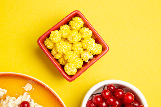 膳食顶部特写查看浆果黄色糖果燕麦红色加仑子在碗里水果糖果碗