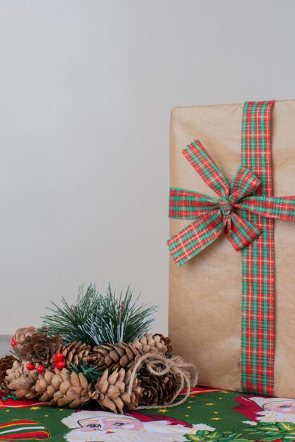 冬天圣诞礼盒和大理石花圈圣诞节花环丝带
