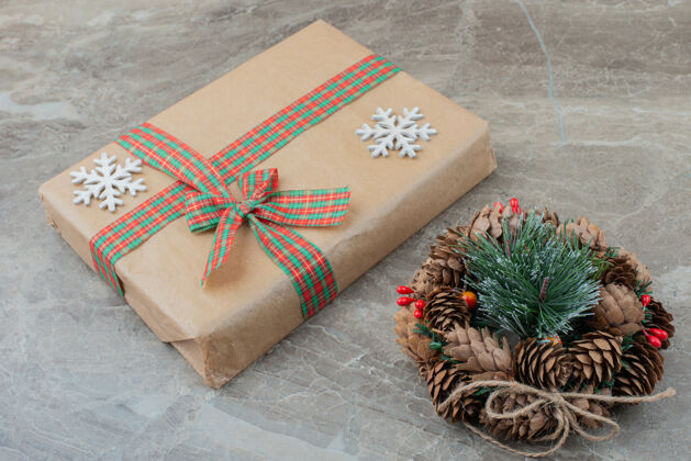 丝带圣诞礼盒和大理石花圈节日花环圣诞节