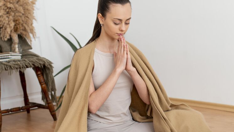 女人在家打坐的女人毯子禅宗冥想
