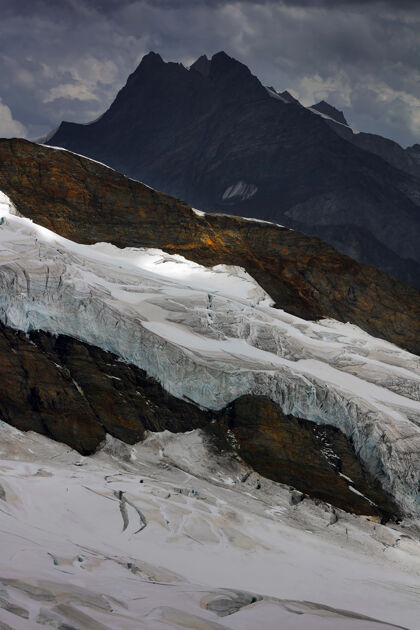高山云天下的岩山景色冰川自然瑞士