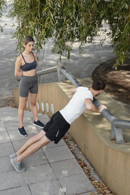 女人男人和女人一起在户外锻炼保持健康锻炼男人