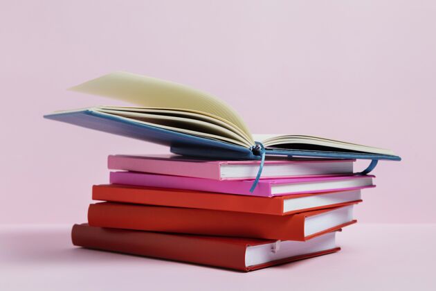 卷与书籍和粉红色背景的安排信息排列教育