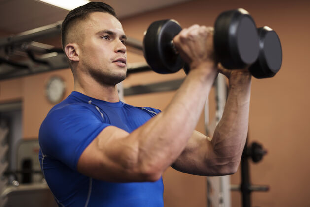 锻炼健身很重要男子健身房肌肉发达