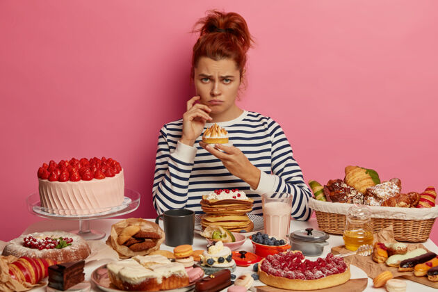 含糖特写一个女人吃健康的甜食红发卡路里心烦