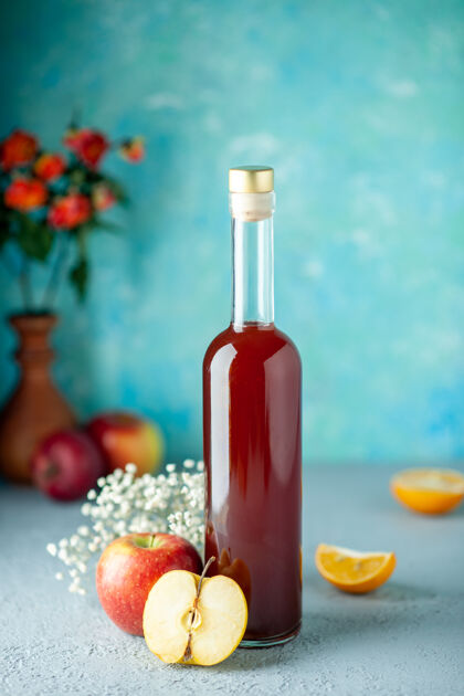 水果正面图蓝色墙上的红苹果醋食品饮料水果酒精葡萄酒酸颜色果汁酒精景观杯子
