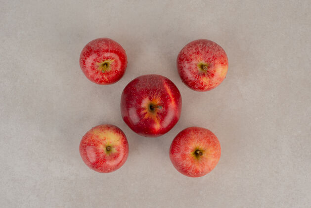 素食白桌子上有许多红苹果多汁美味苹果