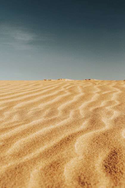 天空沙漠里沙子上图案的垂直拍摄荒野夏天侵蚀