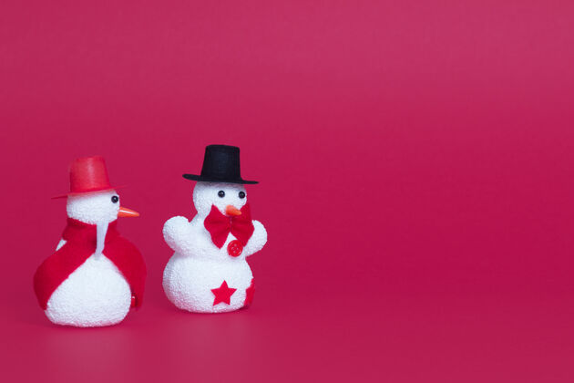 庆祝特写两个可爱的雪人作为圣诞装饰品季节冬天节日