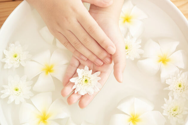 花瓣水疗治疗和产品在水疗香薰水疗陶瓷碗白花手指菊花指甲