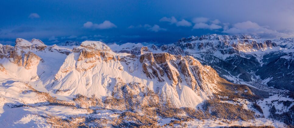 冒险白昼捕捉到的白雪覆盖的悬崖顶石头度假景色