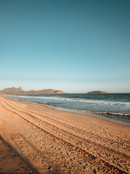 放松巴西里约热内卢附近的丘陵海滩拍摄沙滩山度假