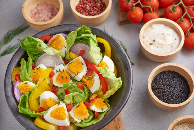 叶子饮食菜单健康的新鲜蔬菜沙拉西红柿 鸡蛋 洋葱健康的膳食概念健康沙拉盘子