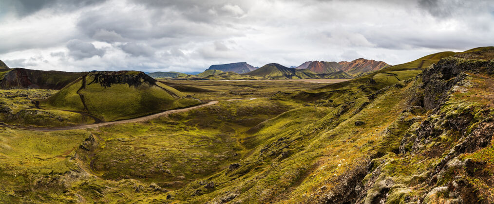 自然景观视野中的高山和田野的高原地区 冰岛的蓝天下冰岛夏天风景