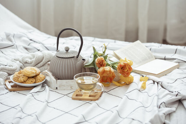 花用一杯茶 一个茶壶 一束郁金香和饼干在床上作曲美味郁金香休息一天