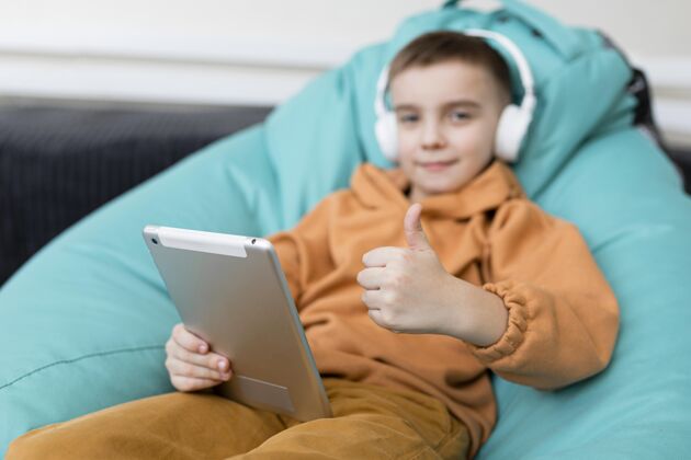 技术中枪小孩手持平板电脑中镜头儿童男孩
