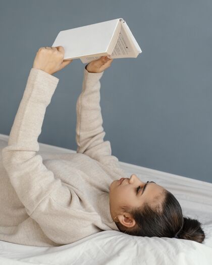 休闲中枪女人在床上看书信息知识阅读
